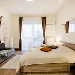 Downtown Charm With Balcony And Garden View * Budapešť