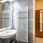 Downtown Charm With Balcony And Garden View Apartmán *