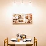 Apartmán Downtown Charm With Balcony And Garden View Budapešť