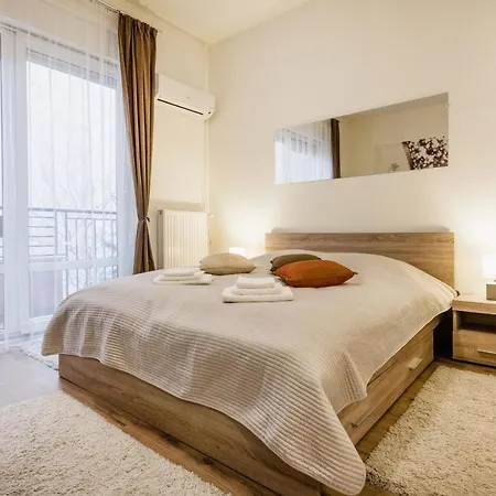Downtown Charm With Balcony And Garden View Apartment