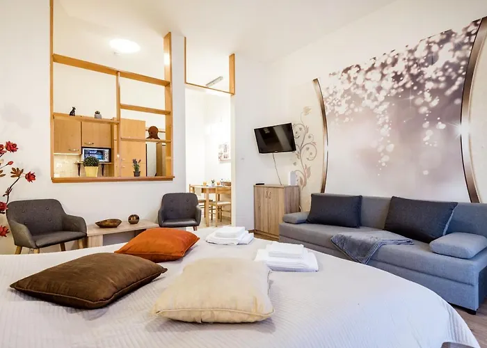 Downtown Charm With Balcony And Garden View * ブダペスト