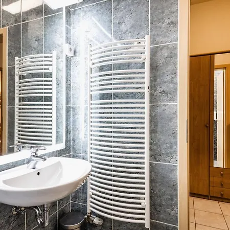 Downtown Charm With Balcony And Garden View Apartman *