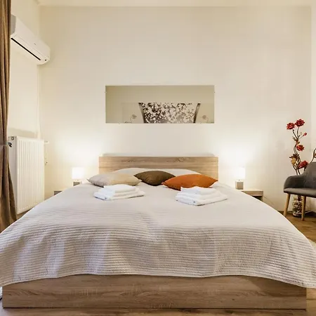 Apartman Downtown Charm With Balcony And Garden View