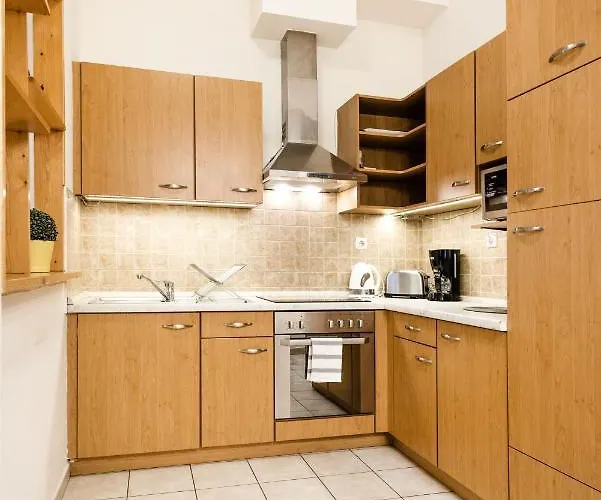 Downtown Charm With Balcony And Garden View Daire