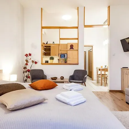 Downtown Charm With Balcony And Garden View Budapest