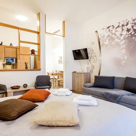 Downtown Charm With Balcony And Garden View * Budapest