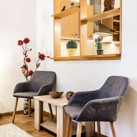 شقة Downtown Charm With Balcony And Garden View *