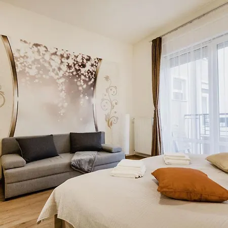 Apartment Downtown Charm With Balcony And Garden View Budapest