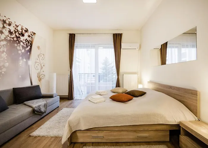 Downtown Charm With Balcony And Garden View * Budapest