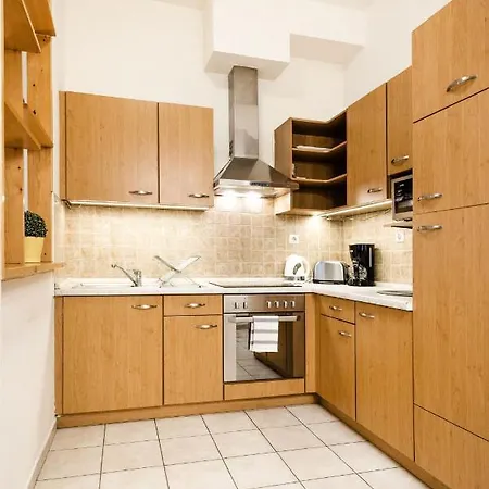 Downtown Charm With Balcony And Garden View Lägenhet