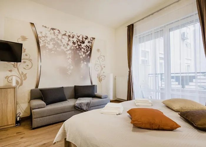 Apartment Downtown Charm With Balcony And Garden View Budapest