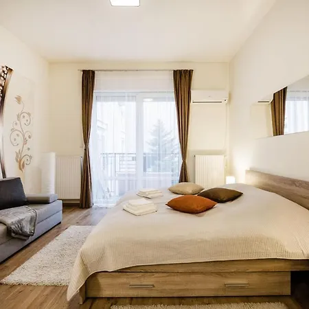 Downtown Charm With Balcony And Garden View * 布达佩斯