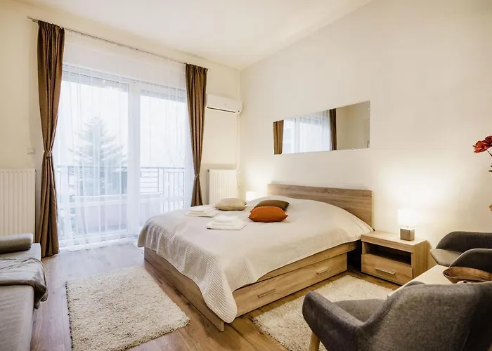 Apartment Downtown Charm With Balcony And Garden View Budapest